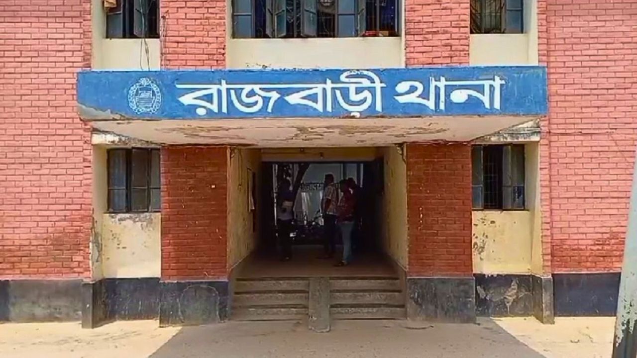 রাজবাড়ীতে পরোয়ানাভুক্ত ৪ আসামি গ্রেপ্তার 