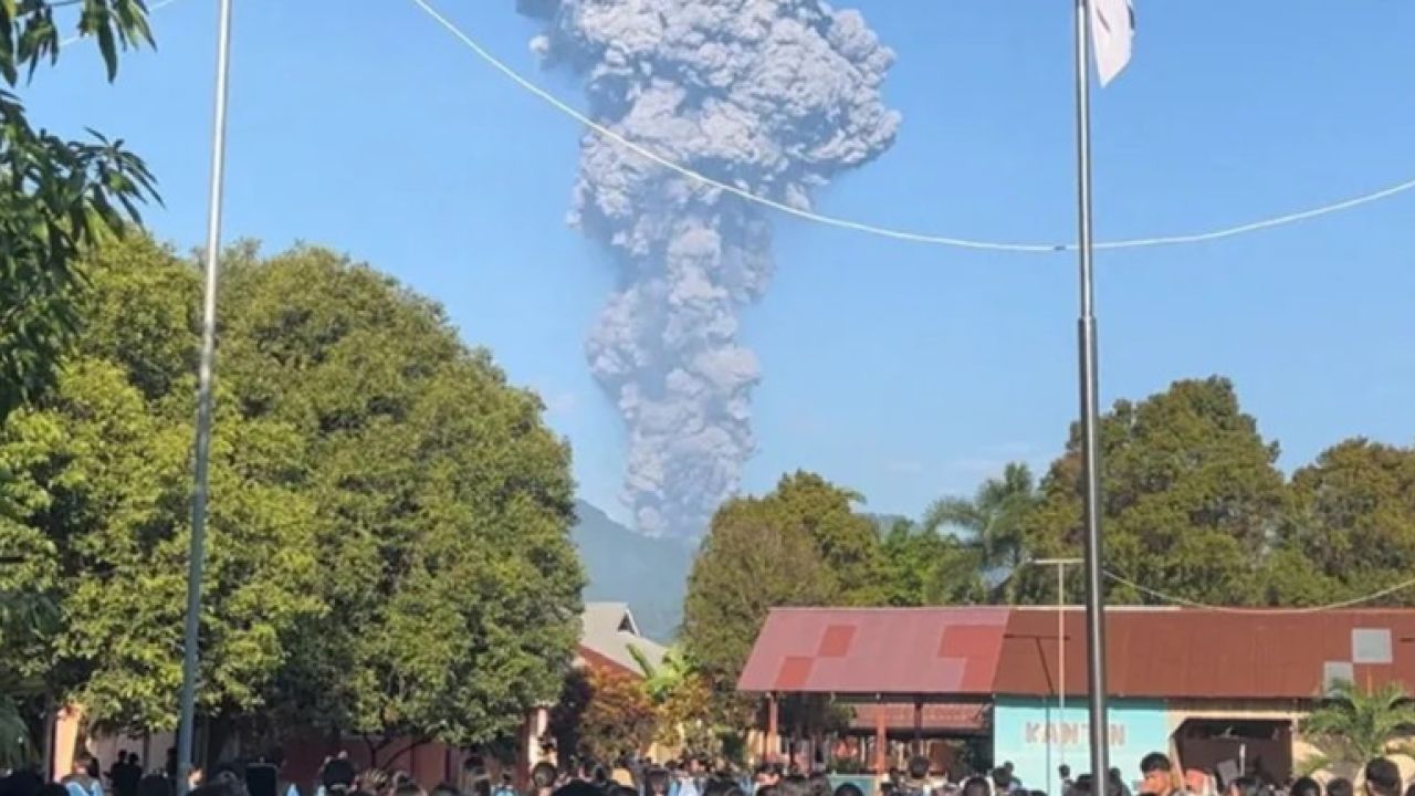 ইন্দোনেশিয়ায় অগ্ন্যুৎপাত, ছাই বৃষ্টির সতর্কতা, নিখোঁজ ২০