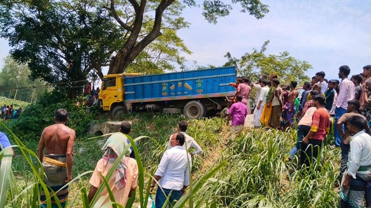 সাটুরিয়ায় ট্রাক-মোটরসাইকেল সংঘর্ষে ২ কিশোর নিহত