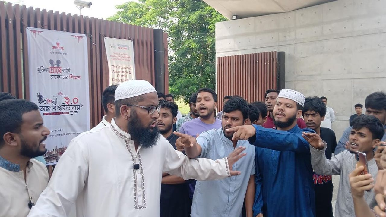 বেরোবিতে ভিসির পদত্যাগ দাবির সংবাদ সম্মেলন পণ্ড, হাতাহাতি