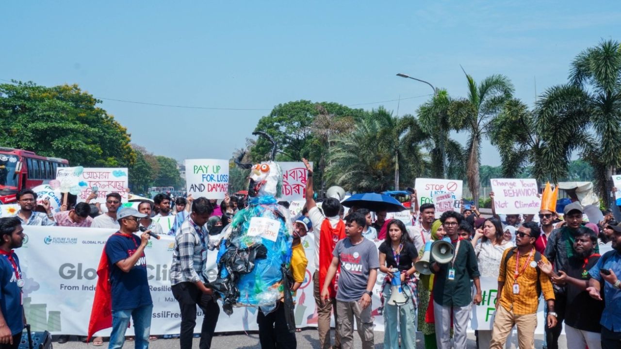 জীবাশ্ম জ্বালানিমুক্ত পৃথিবীর দাবিতে ঢাকায় জলবায়ু ধর্মঘট