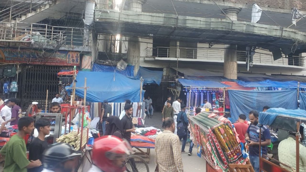 গুলিস্তানে পাইকারি ব্যবসার ‘সহায়ক’ হকাররা