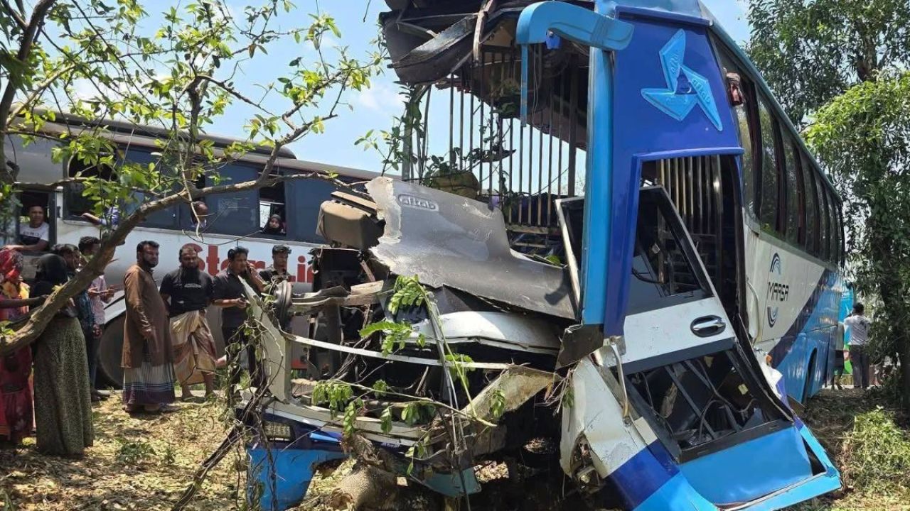 লোহাগাড়ায় দুই বাসের মুখোমুখি সংঘর্ষে নিহত ৪, আহত ১৫