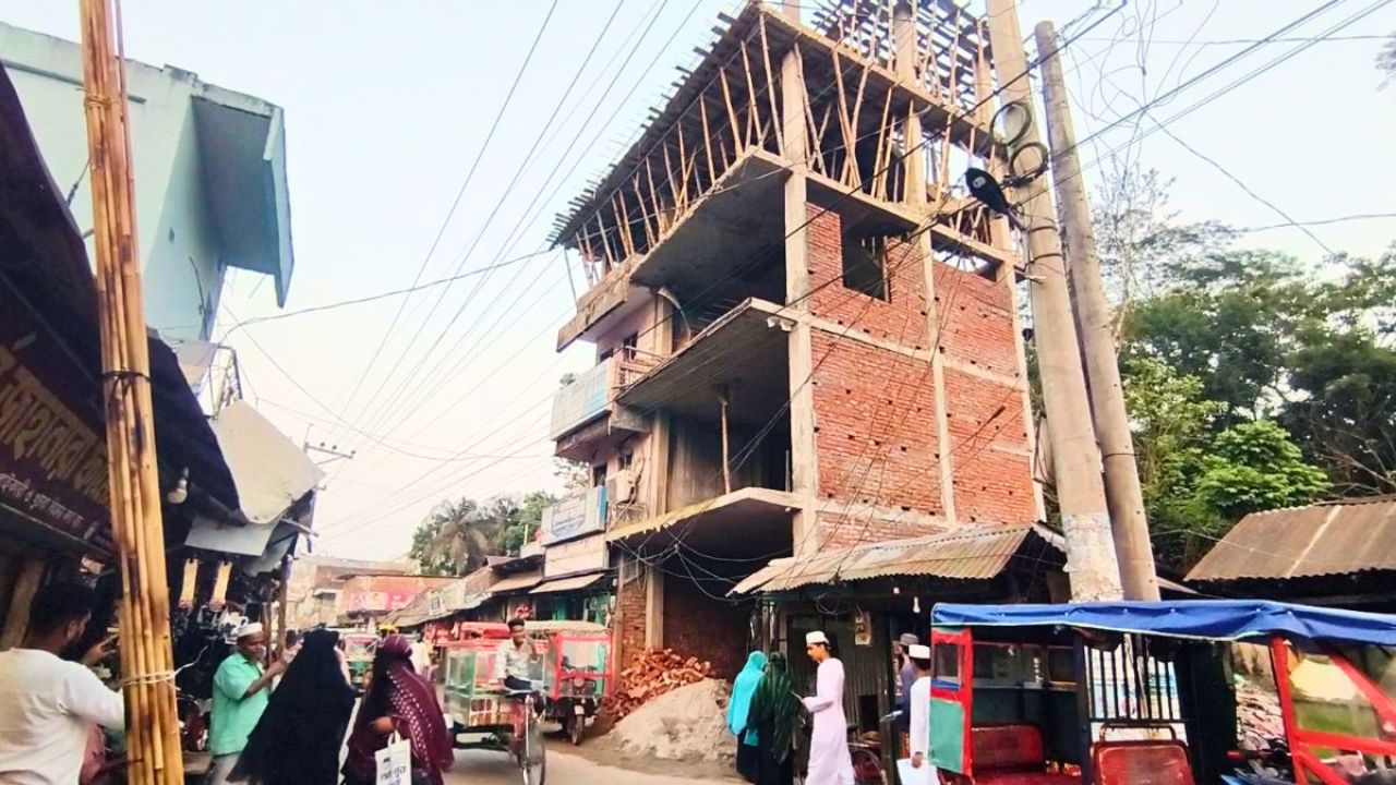ফরিদগঞ্জে ভূমি অফিসের কাছে খাসজমিতে ৫ তলা ভবন নির্মাণ