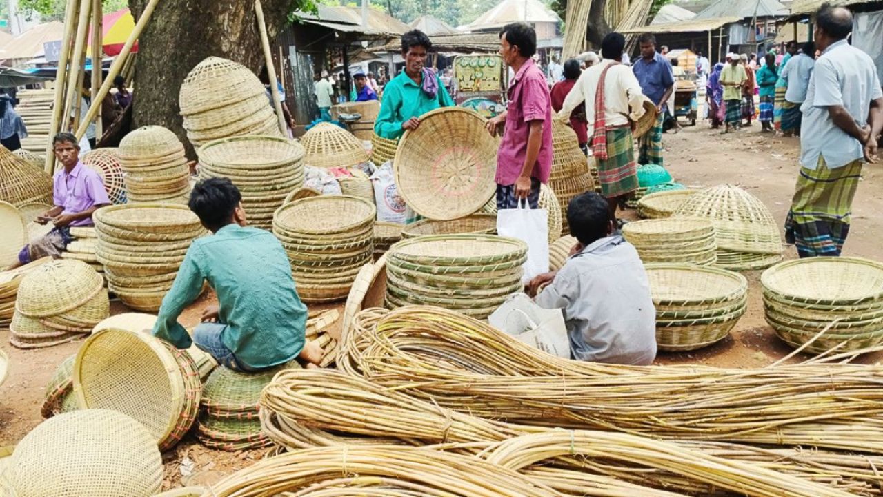 প্লাস্টিক-অ্যালুমিনিয়াম সামগ্রীর সহজলভ্যতায় অস্তিত্ব সংকটে বাঁশ ও বেত শিল্প