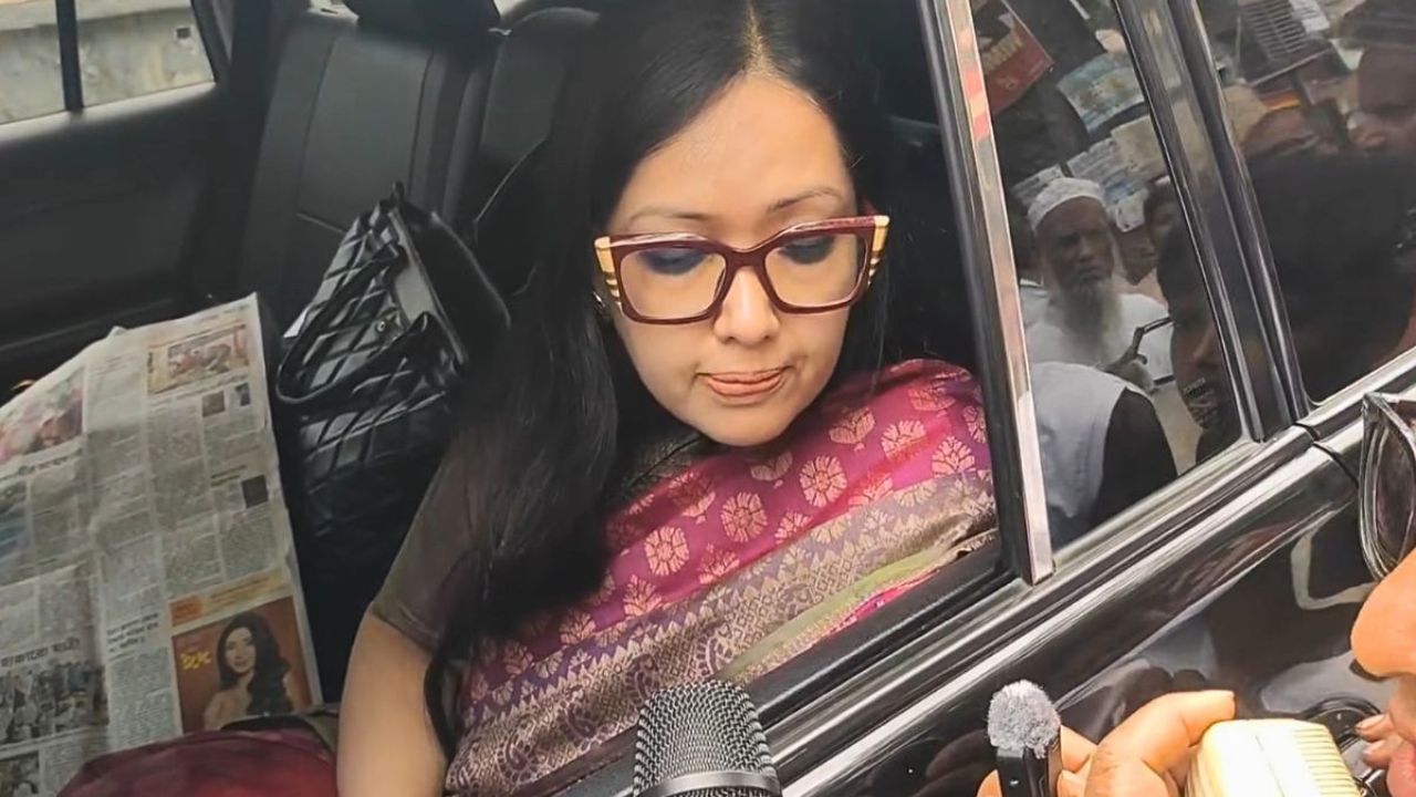 রুমিন ফারহানার গাড়ি থামিয়ে কান্নায় ভেঙে পড়লেন গ্রামবাসী