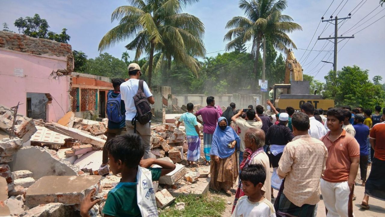 ঘোড়াশালে রেলওয়ের জায়গায় উচ্ছেদ, গুঁড়িয়ে দেওয়া হলো ২০০ স্থাপনা