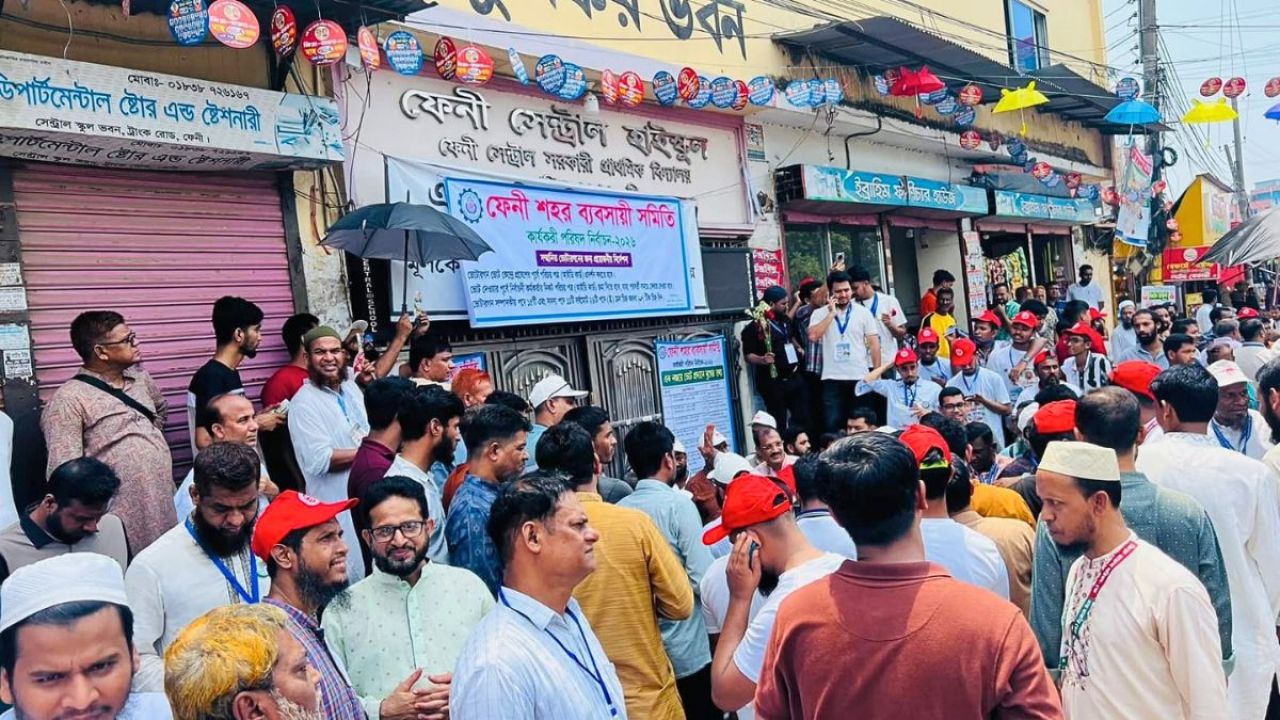 ফেনীতে ব্যবসায়ী সমিতির নির্বাচনের জন্য ৪ শতাধিক শিক্ষার্থীর পরীক্ষা স্থগিত