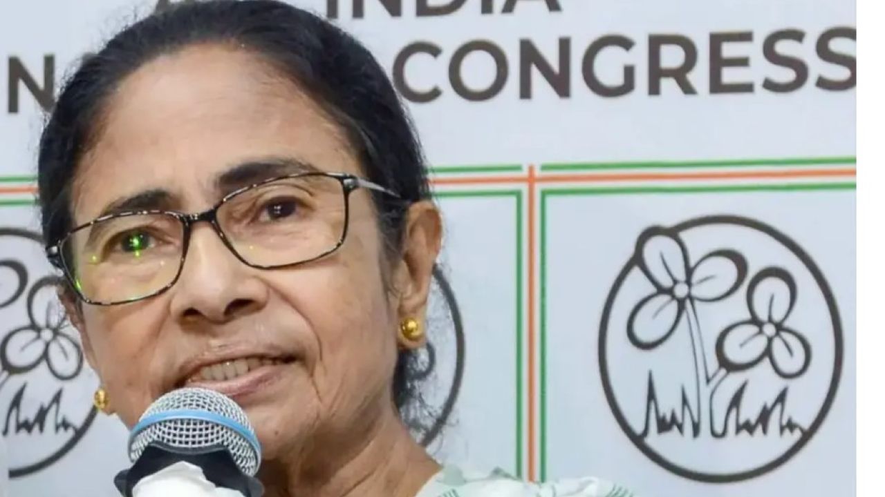 নতুন সরকারের শপথের দিনেই বিরোধীদের ঐক্যের ডাক মমতার