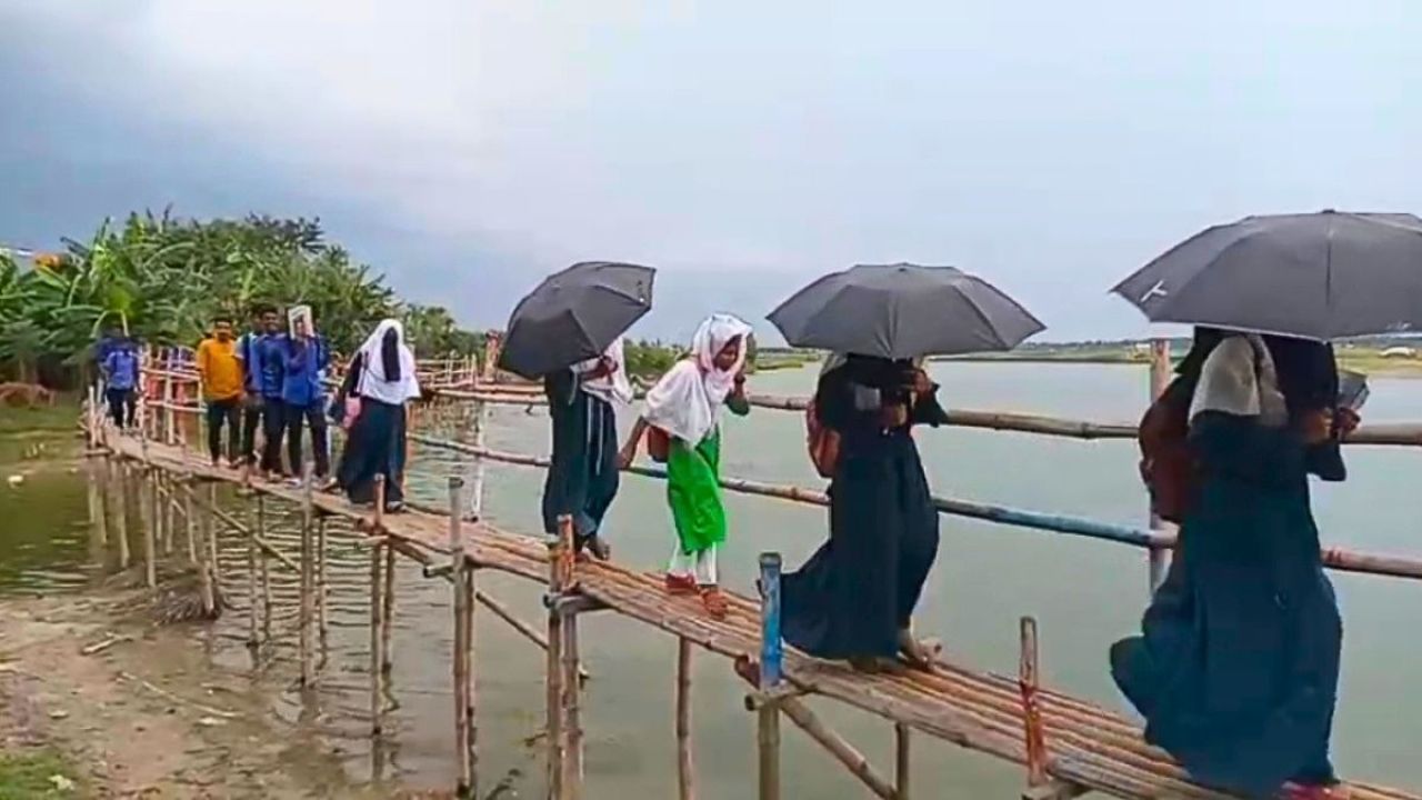 আম্পানের ৬ বছর: সড়ক নেই, ভরসা সাঁকো