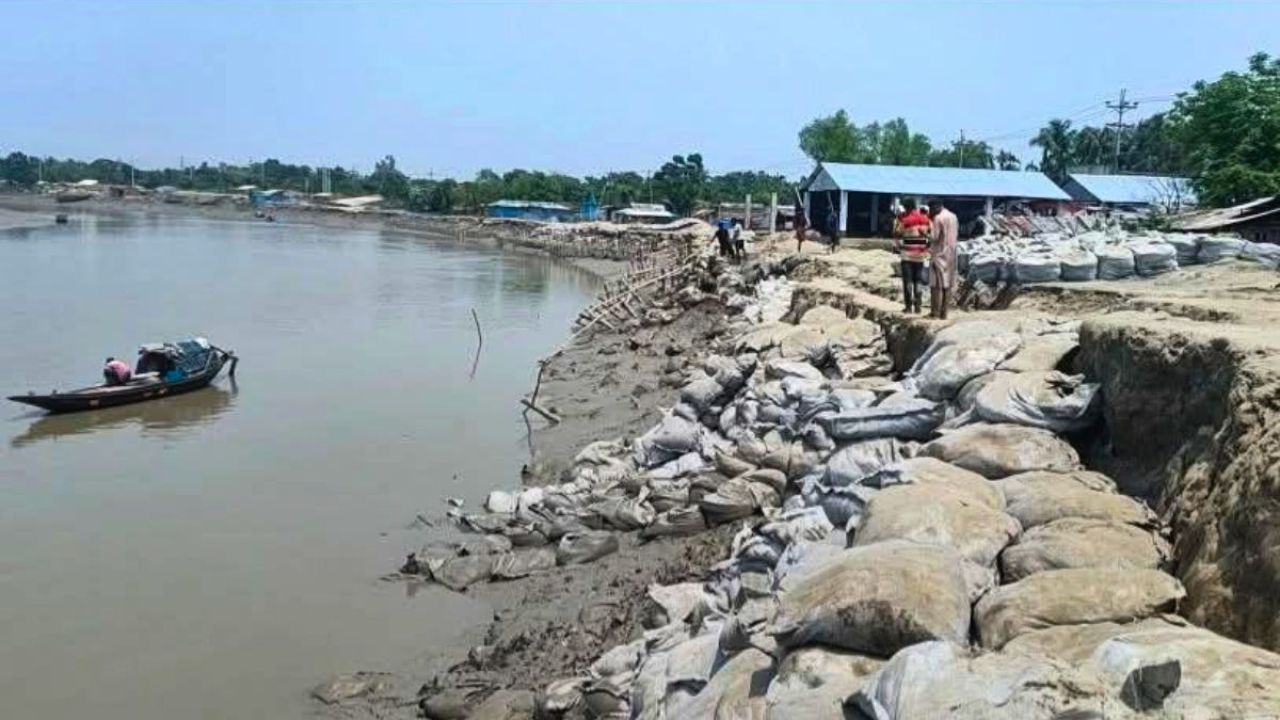 আশাশুনিতে বাঁধ নির্মাণে অনিয়ম, কাজ বন্ধের নির্দেশ
