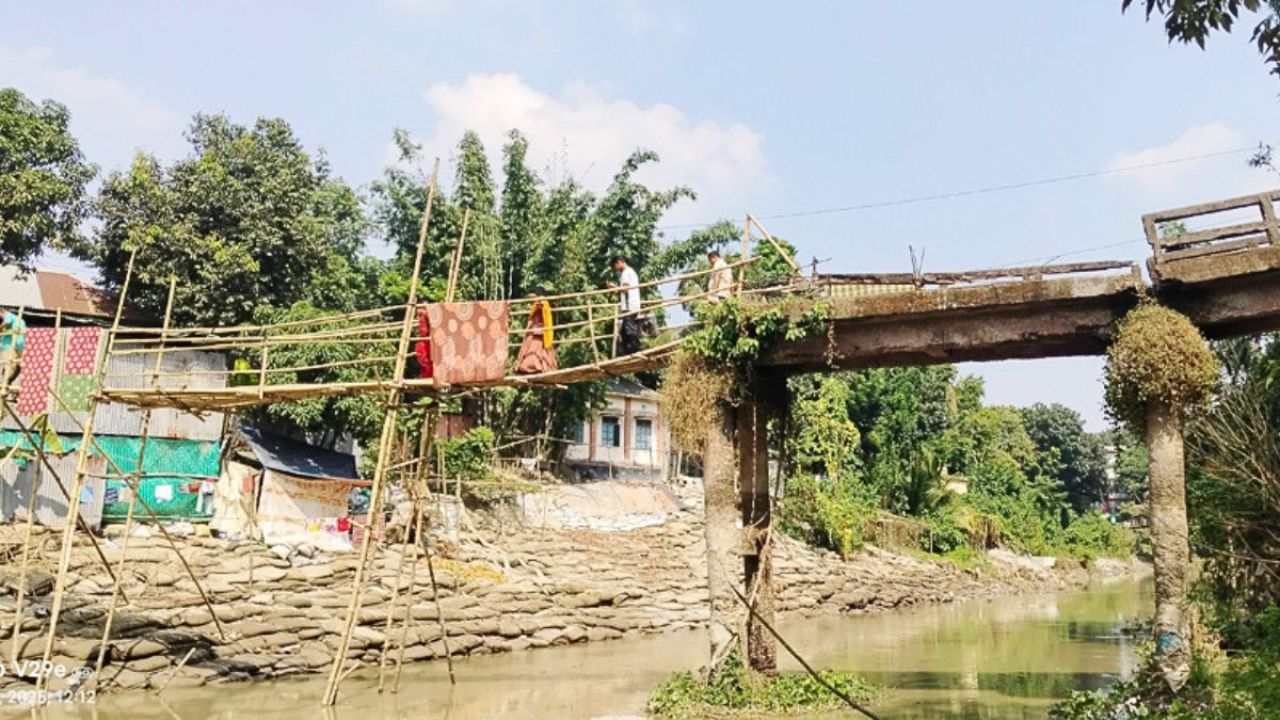 ইছামতীর ভাঙা সেতুতে ১০ গ্রামের দুর্ভোগ