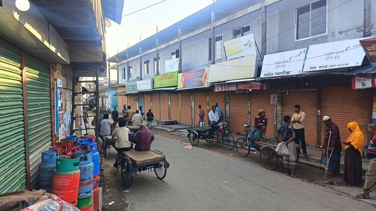 কয়রায় ব্যবসায়ীকে মারধরের প্রতিবাদে দোকানপাট বন্ধ