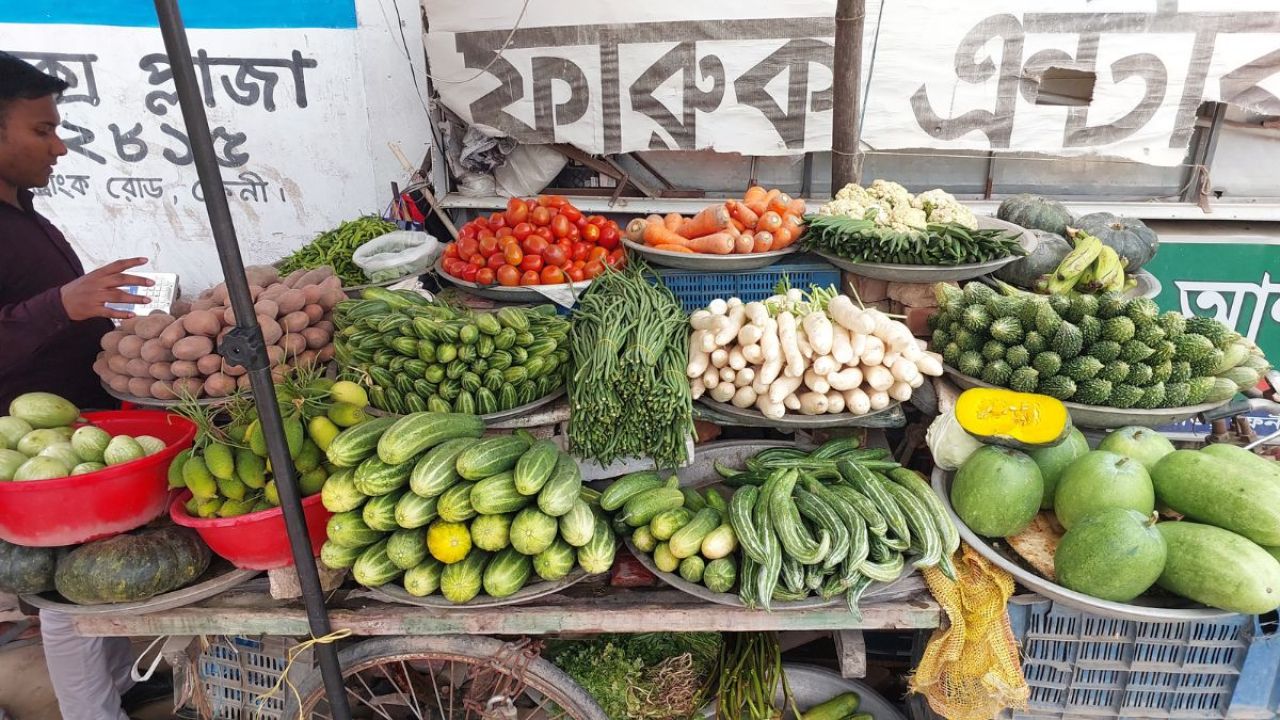 পরশুরামে সবজির দামে নাভিশ্বাস, স্বস্তি নেই বাজারে