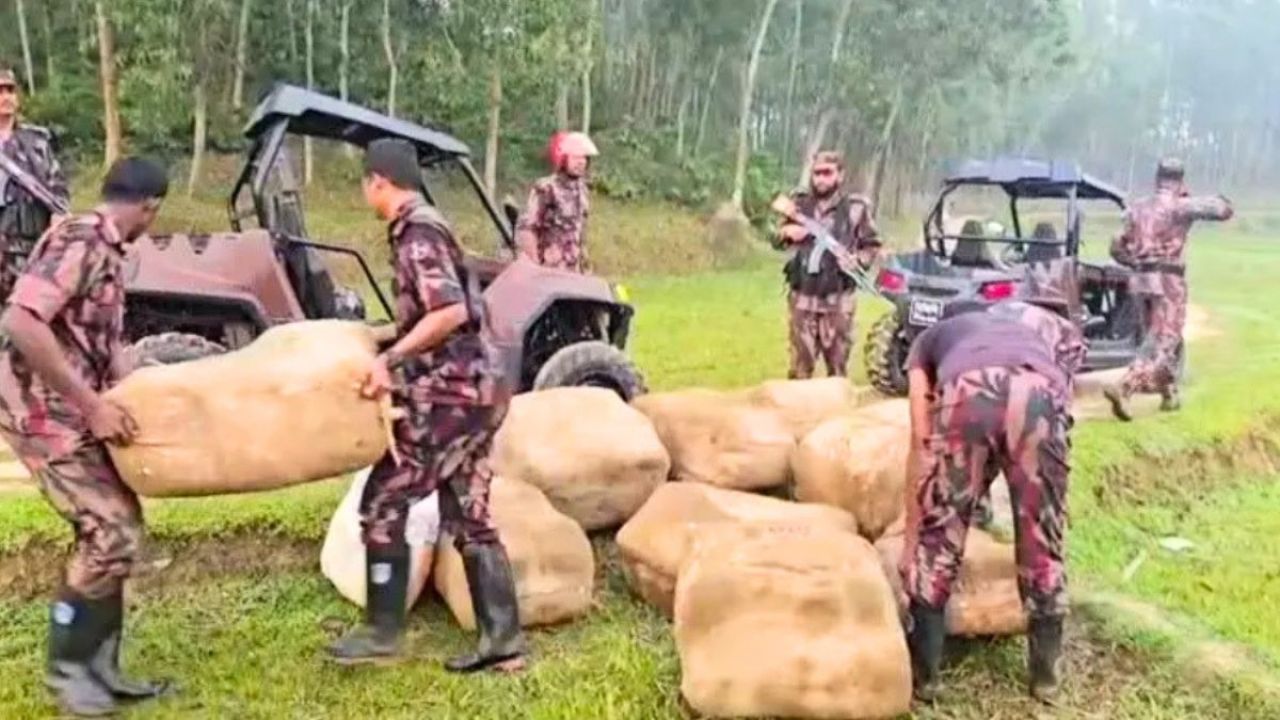 সীমান্তে শাড়ির বড় চালান ফেলে পালালো চোরাকারবারিরা