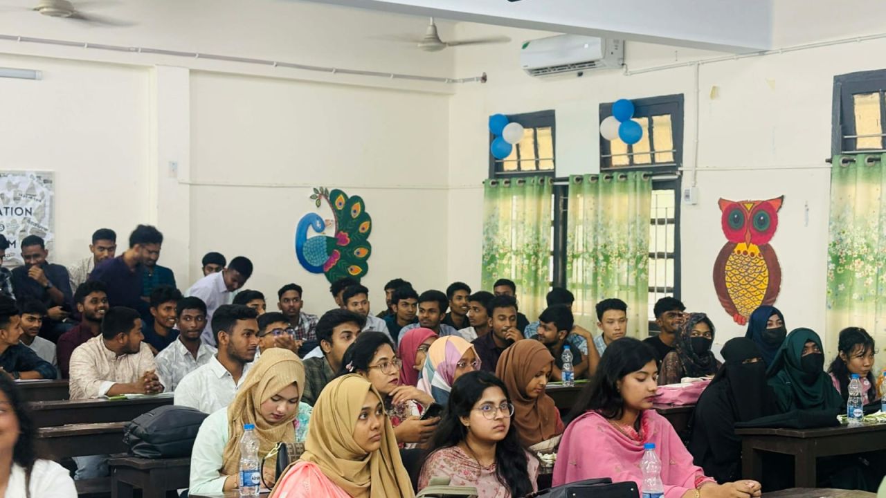 নবীন শিক্ষার্থীদের পদচারণে মুখর রাবি, র‌্যাগিং করলে কঠোর ব্যবস্থা