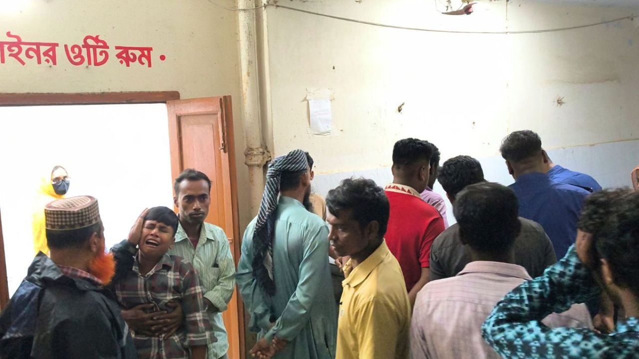 নওগাঁর পত্নীতলায় সড়ক দুর্ঘটনায় ২ জন নিহত