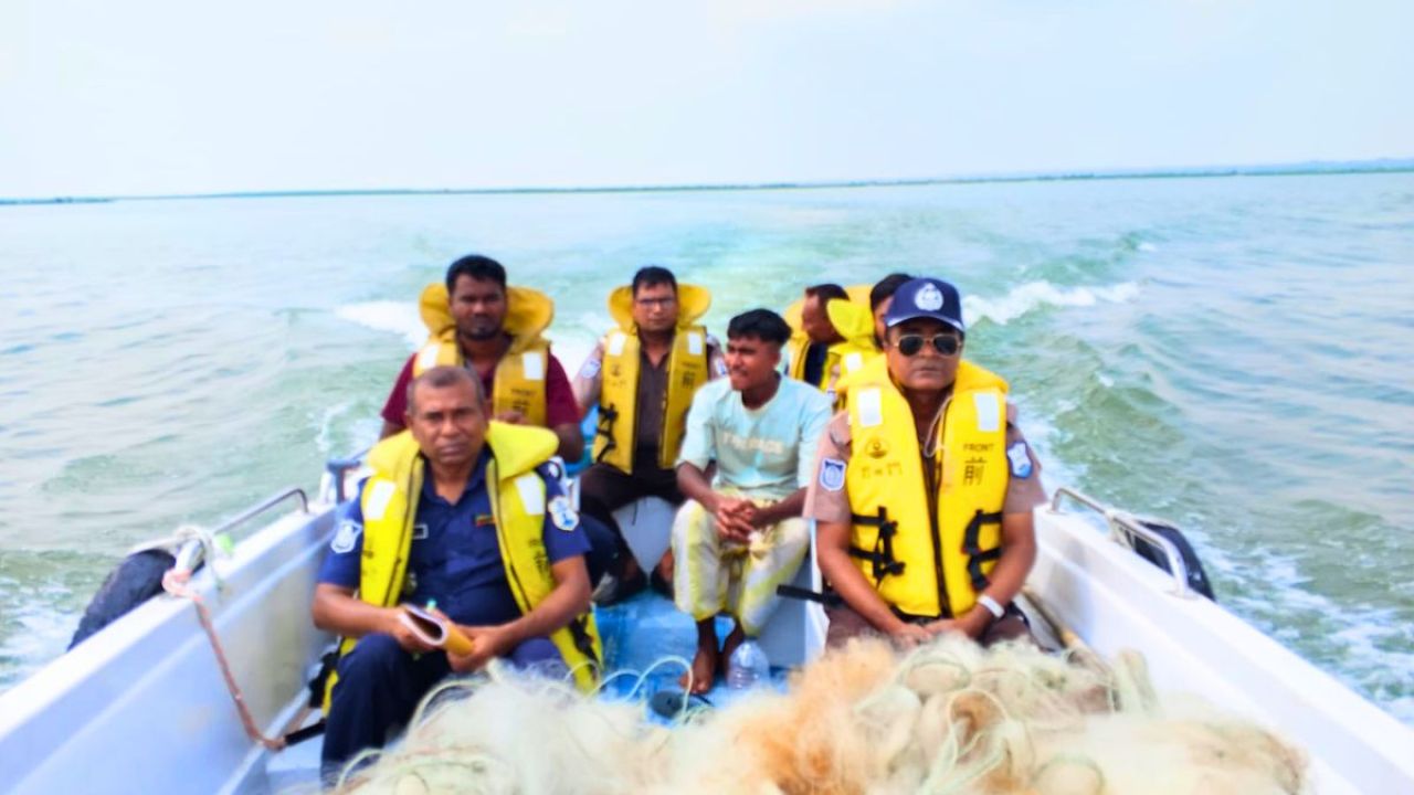 পদ্মা নদীতে নৌ পুলিশের বড় অভিযান