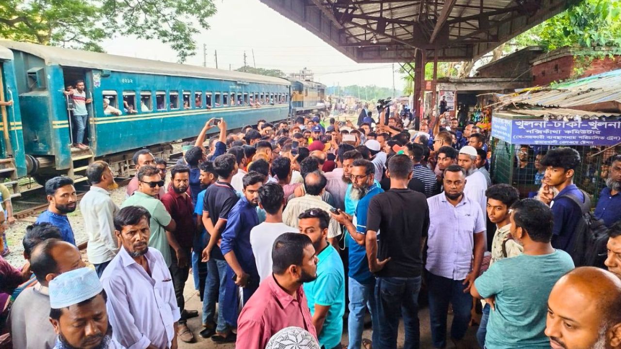 ট্রেন থামানোর দাবিতে কুমারখালীতে রেললাইন অবরোধ