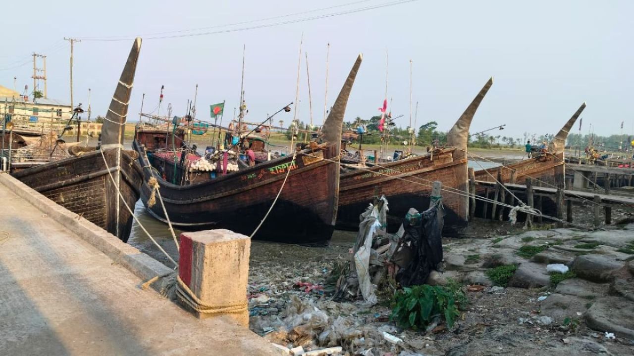 মাছ ধরার ট্রলারের আড়ালে মিয়ানমারে পণ্য পাচার