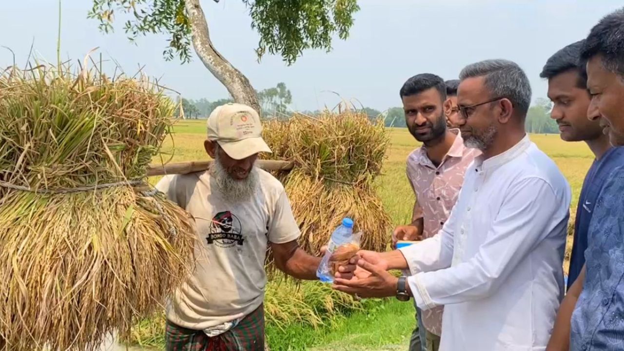 বদলগাছীতে তৃষ্ণার্ত কৃষকদের পাশে কোলা ইউনিয়ন ফোরাম