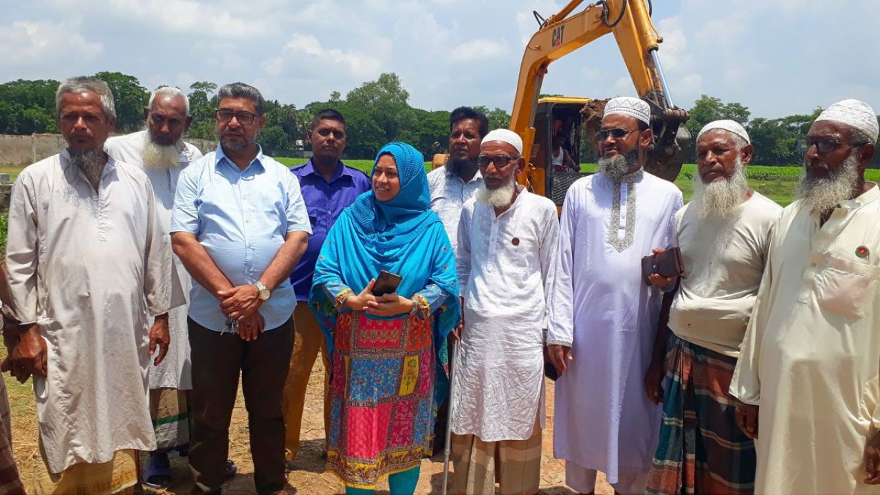 চিতলমারীতে খালের অবৈধ মাটির বাঁধ উচ্ছেদ