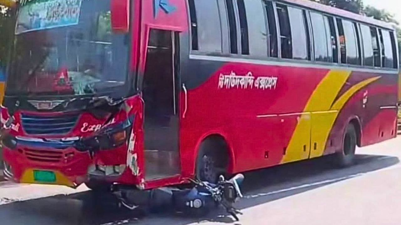 ফেনীতে বাসচাপায় প্রাণ গেল বাবা-ছেলের 