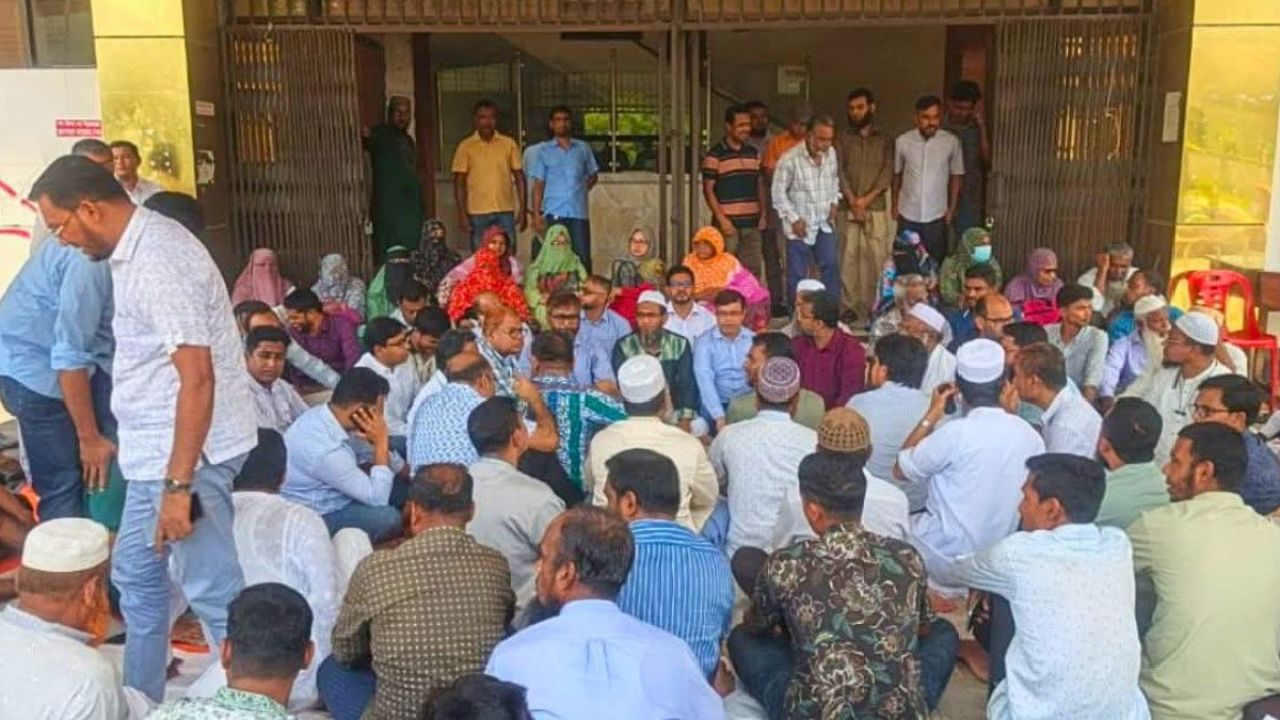 শিক্ষক লাঞ্ছনার প্রতিবাদে পবিপ্রবিতে লাগাতার কর্মবিরতি