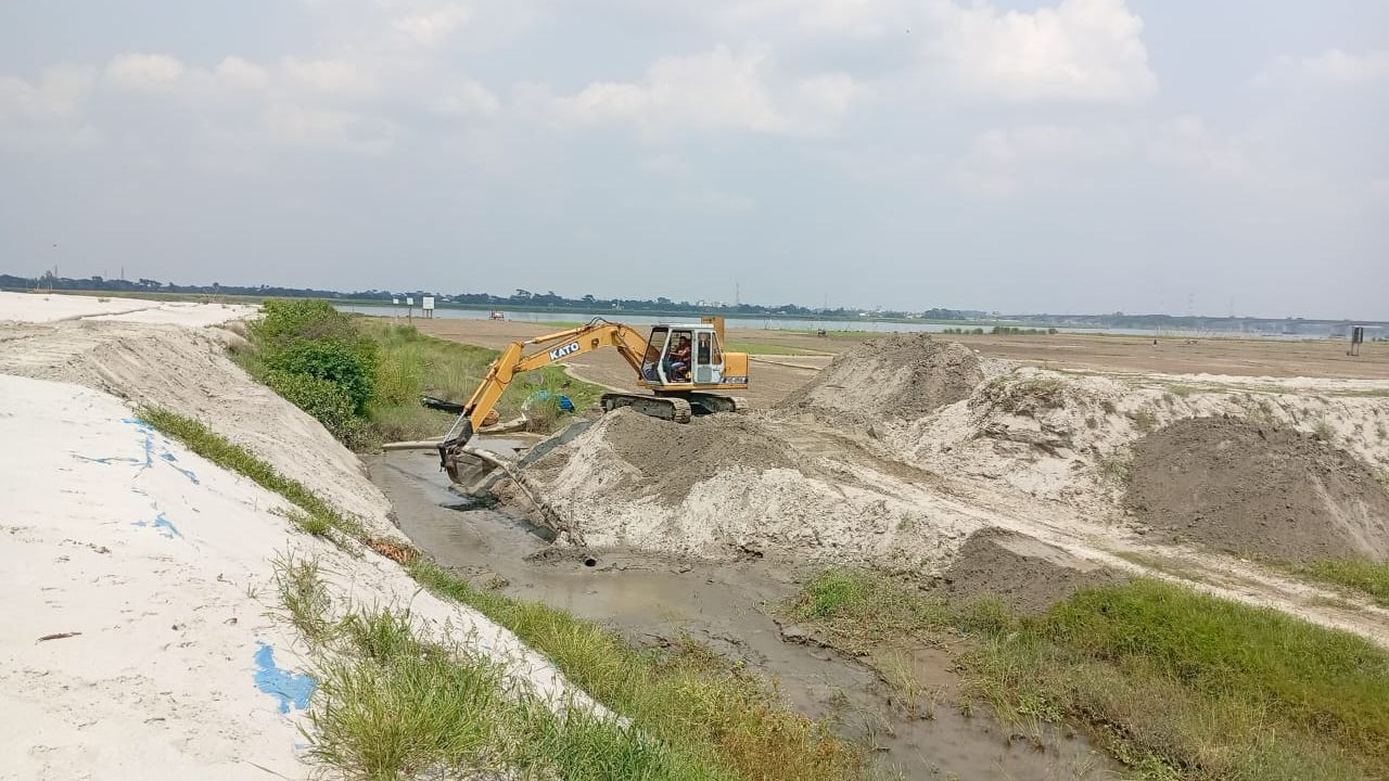 এমপির পরিদর্শনের পরও বালু অপসারণ করল কোম্পানি