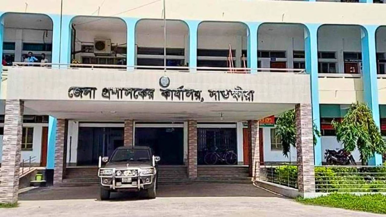 সাতক্ষীরা ডিসির ব্রিফিং বর্জন করলেন ৬০ সাংবাদিক
