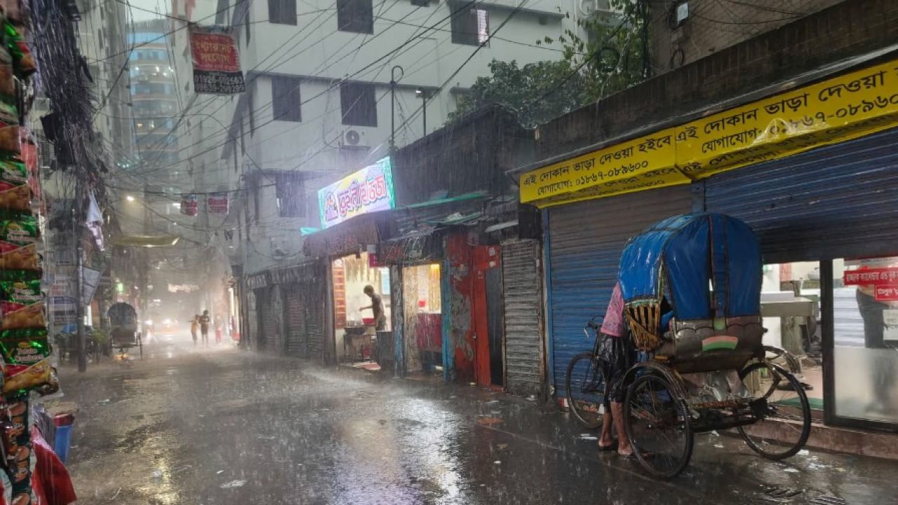 রাজধানীতে ঝুম বৃষ্টি, দুর্ভোগে পথচারীরা