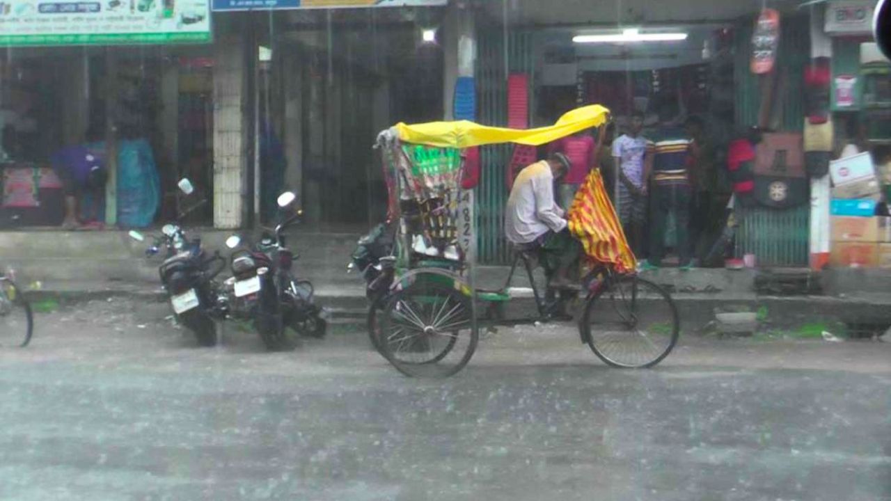 রংপুরে মুষলধারে বৃষ্টিতে জনজীবন অচল