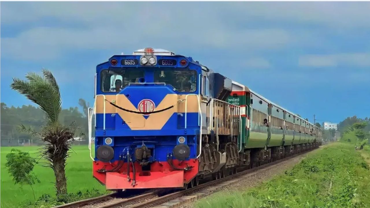 ঈদ যাত্রার ট্রেনের দ্বিতীয় দিনের টিকিট বিক্রি আজ