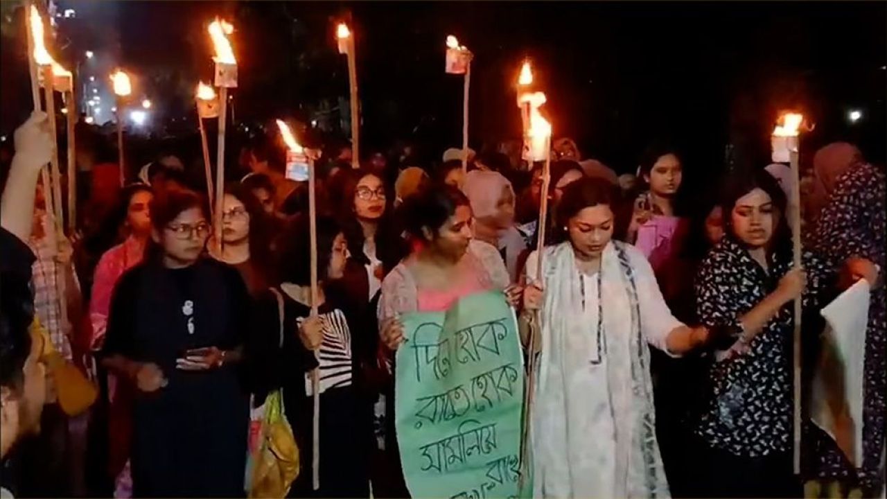 শিক্ষার্থীকে ধর্ষণ চেষ্টার প্রতিবাদে জাবিতে বিক্ষোভ