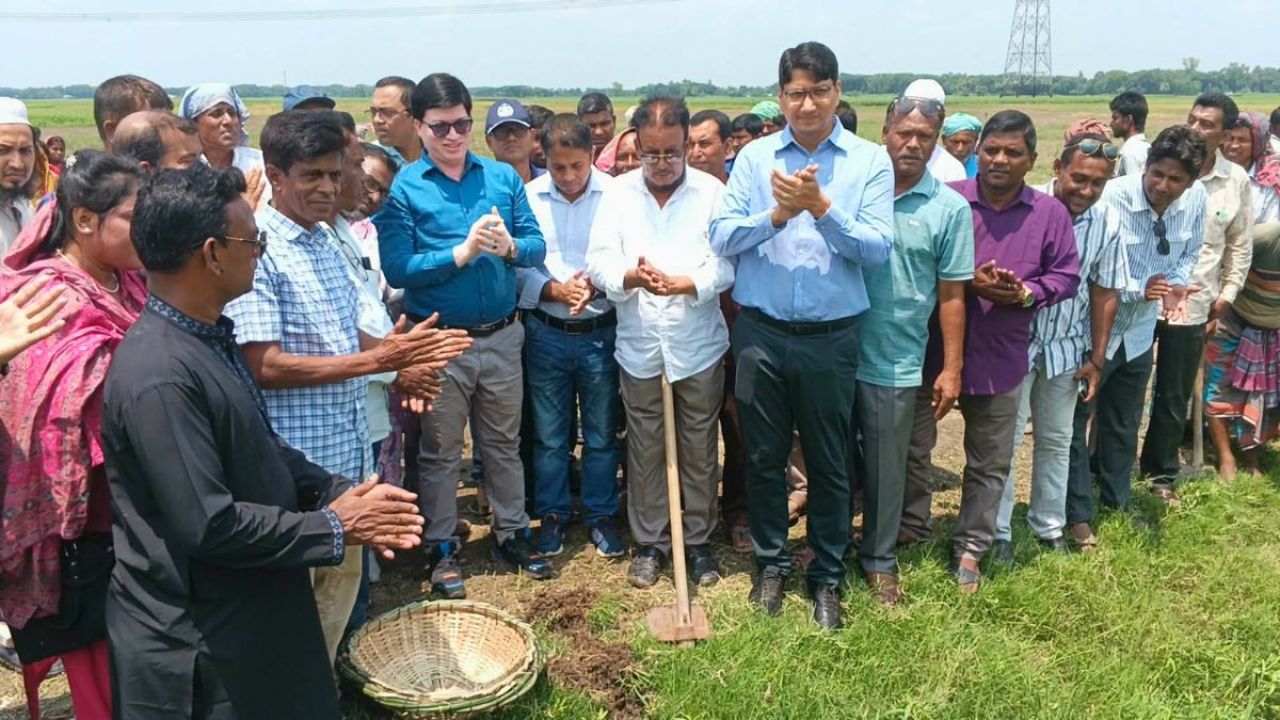 জলাবদ্ধতা নিরসনে বালিয়াকান্দিতে খাল খনন শুরু