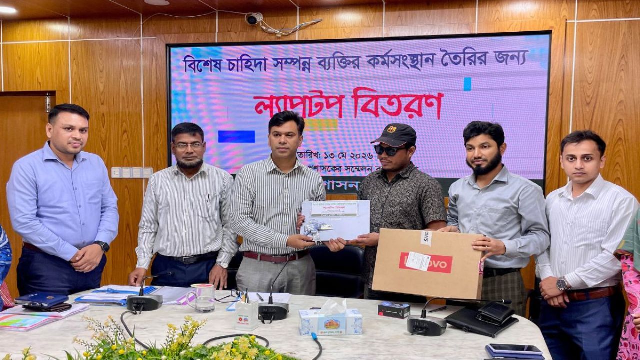 অন্ধত্ব হার মানল মাহবুবের অদম্য ইচ্ছাশক্তির কাছে