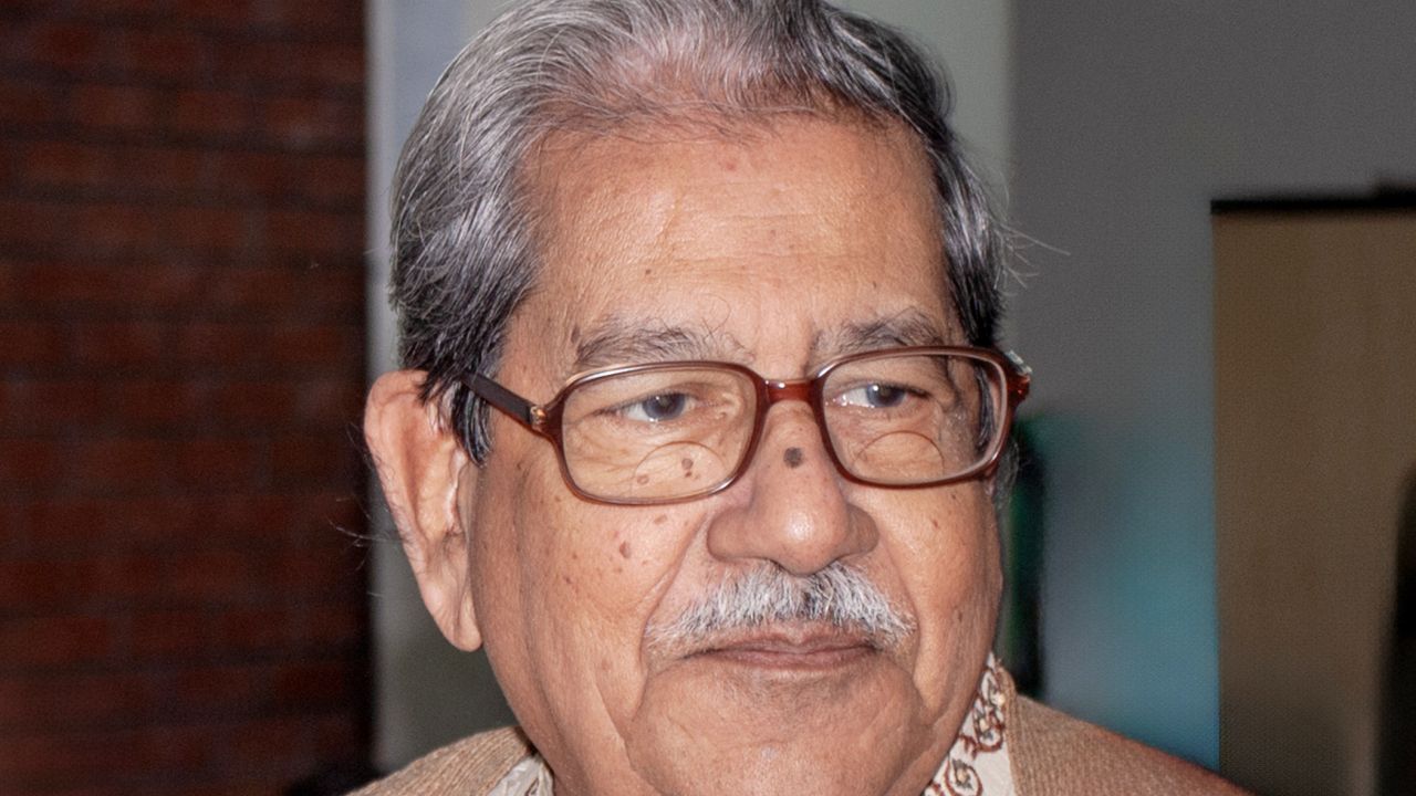 এখনও আনিসুজ্জামান নিভৃত বাতিঘর