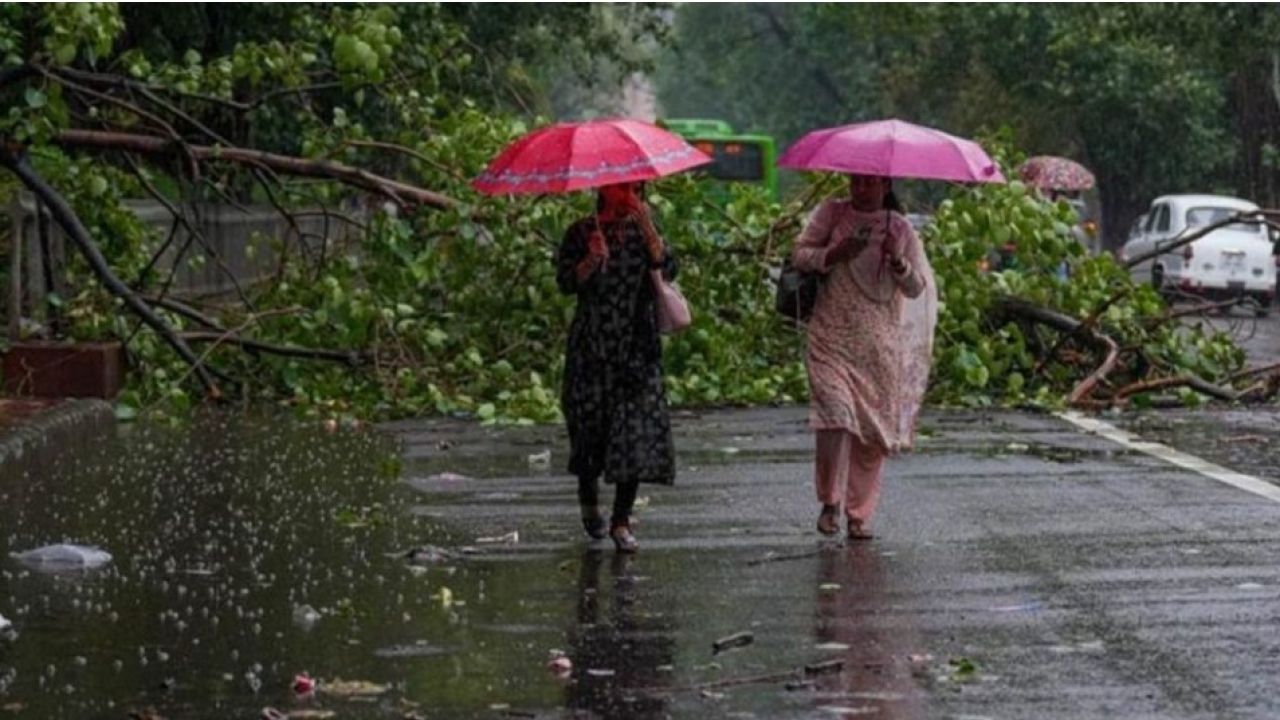 দুপুরের মধ্যে ঝড় ও ভারি বৃষ্টির আভাস