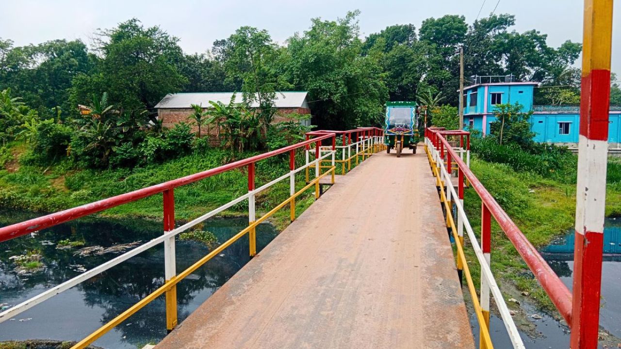 সরকারি অপেক্ষা ছাড়াই তৈরি হলো সেতু
