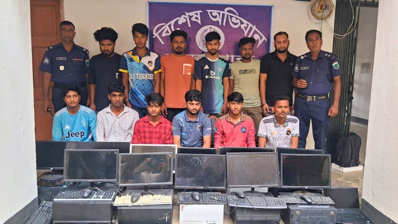 নওগাঁয় অনলাইন জুয়ার মূল হোতাসহ গ্রেপ্তার ১৫