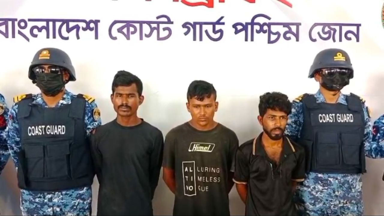 সুন্দরবনে কোস্ট গার্ডের অভিযান, অস্ত্রসহ আটক ৩