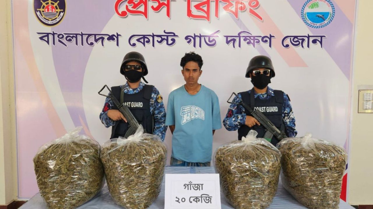 স্পিডবোটে গাঁজা পাচারকালে আটক ১