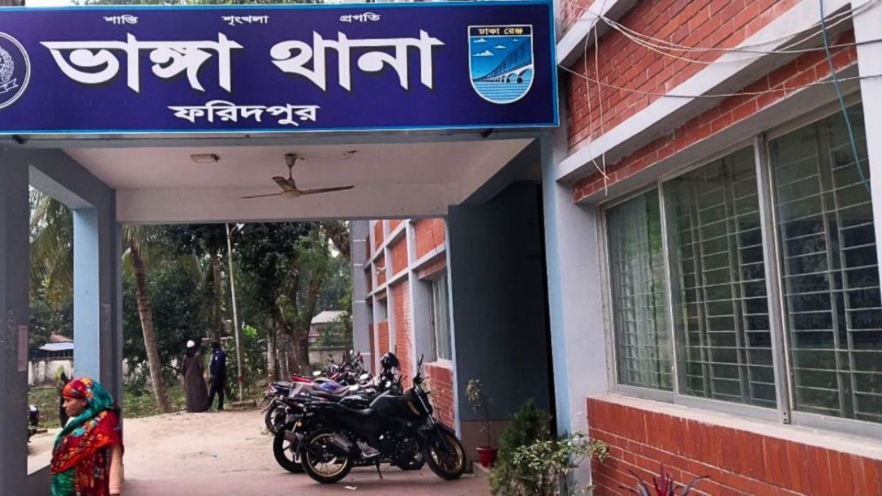 এক্সপ্রেসওয়েতে বাসচাপায় প্রাণ গেল বাবা-ছেলের