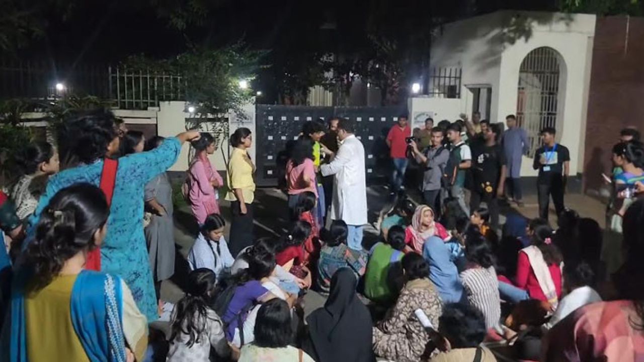 প্রক্টরের পদত্যাগের দাবিতে জাবি উপাচার্যের বাসভবনে শিক্ষার্থীদের অবস্থান