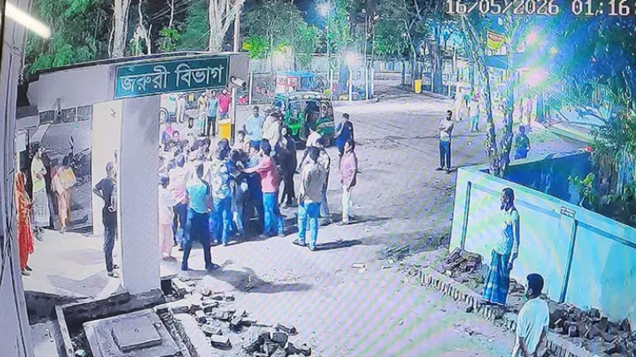 তরুণ চিকিৎসককে &lsquo;মব জাস্টিসের&rsquo; চেষ্টা, আশঙ্কাজনক অবস্থায় এয়ার অ্যাম্বুলেন্সে ঢাকা প্রেরণ