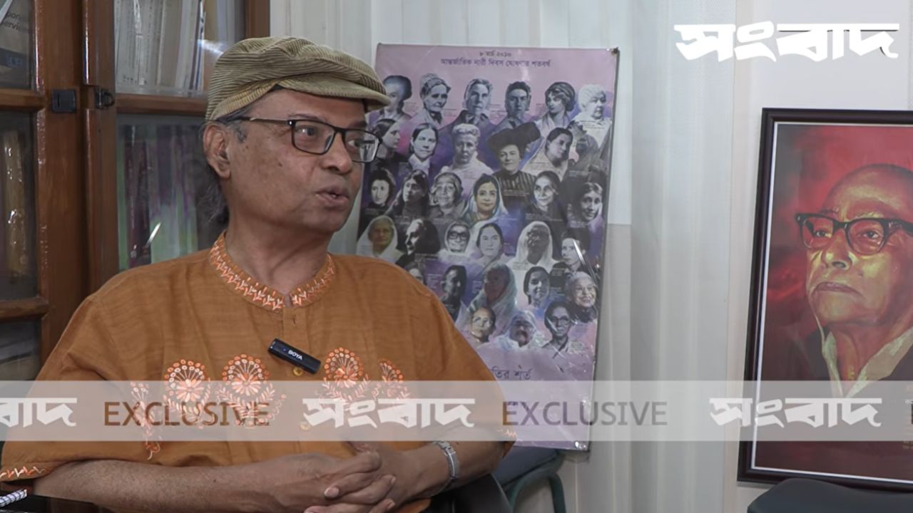 সংবাদের কলামগুলো আগ্রহ নিয়ে পড়তাম