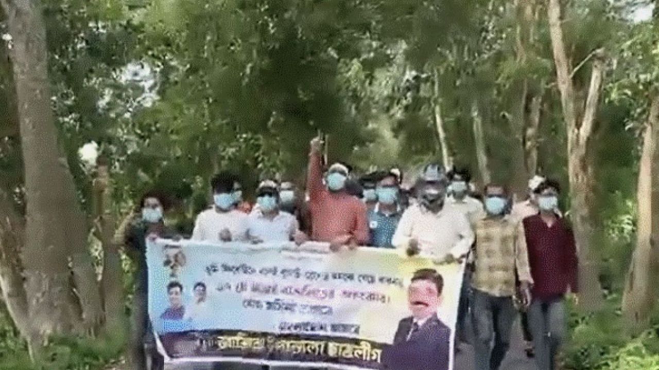 মুখে মাস্ক পরে নিষিদ্ধ ঘোষিত ছাত্রলীগের ঝটিকা মিছিল