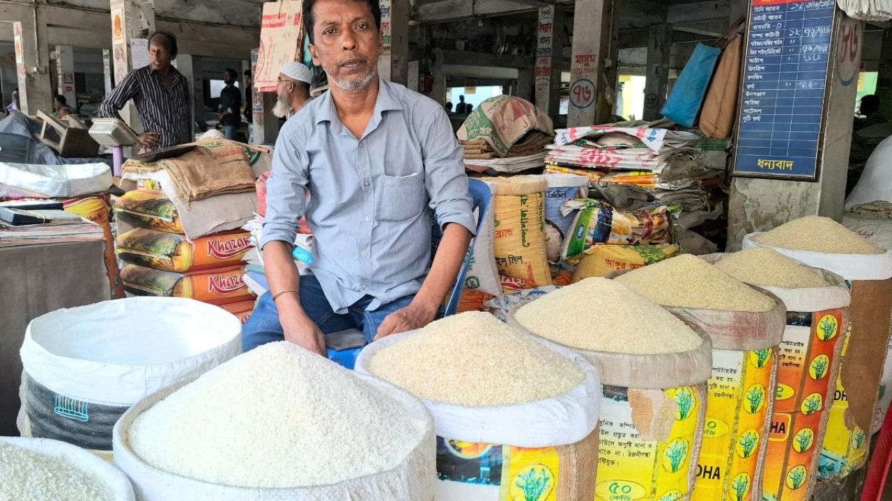 ভরা মৌসুমেও নওগাঁয় চালের বাজারে উল্টো চিত্র