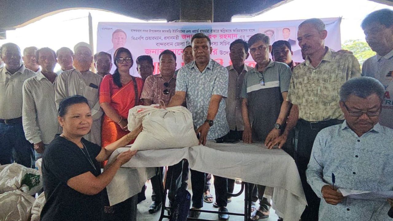 বান্দরবানে অগ্নিকাণ্ডে ক্ষতিগ্রস্তদের পাশে বিএনপি