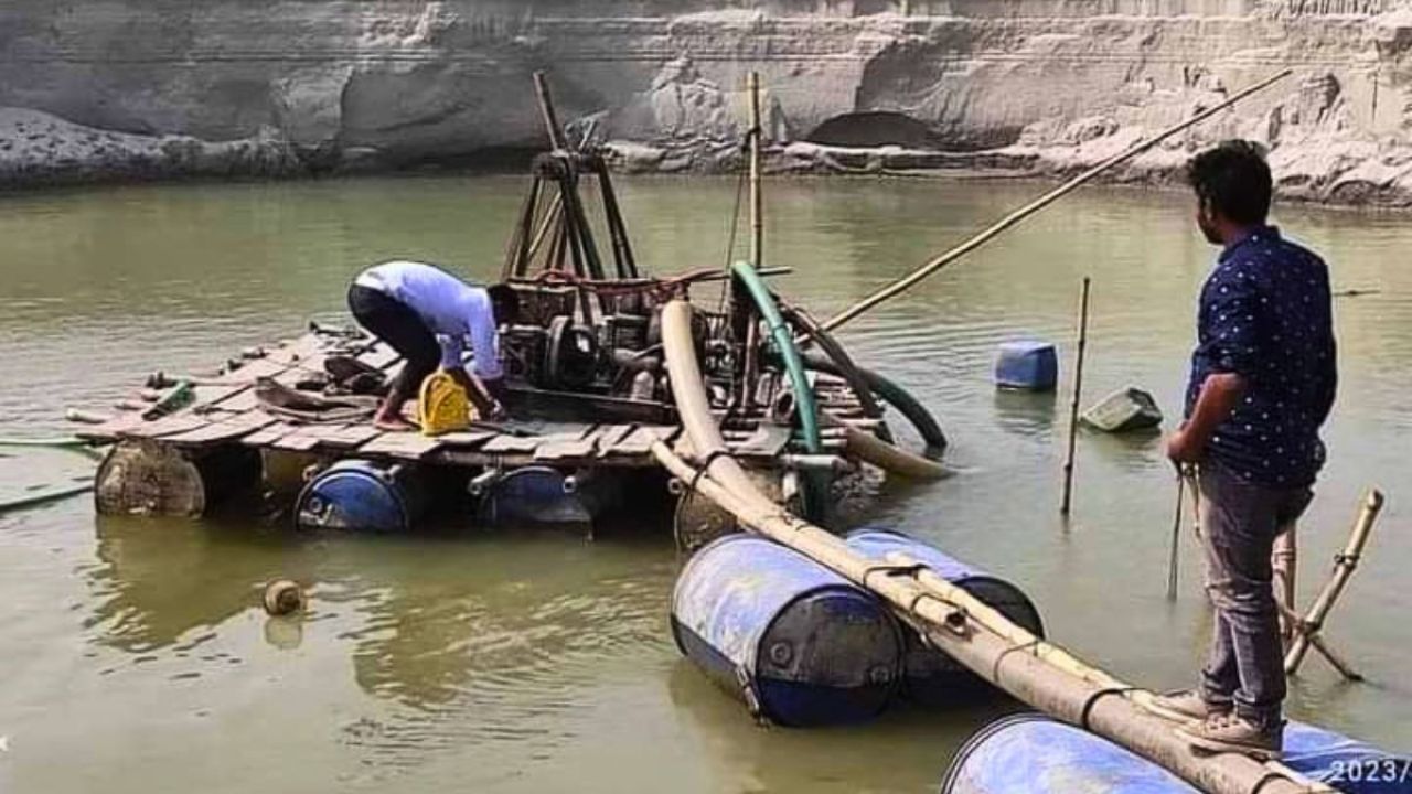 আদালতের নির্দেশে যাদুকাটায় ফিরছে বালু তোলার যন্ত্র